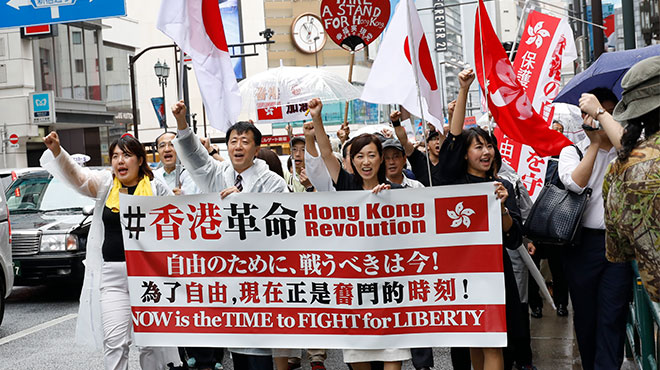 新宿駅前が騒然 幸福実現党の香港革命支援デモ＆街宣を妨害する中国人の怒号